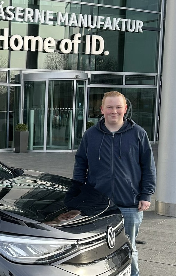 Jonah Wannagat (0173/4101795) Fahrschullehrer der Klassen B und BE, ledig, Hobbys: Feuerwehr, Musik, Gemeindearbeit und Seefahrt.