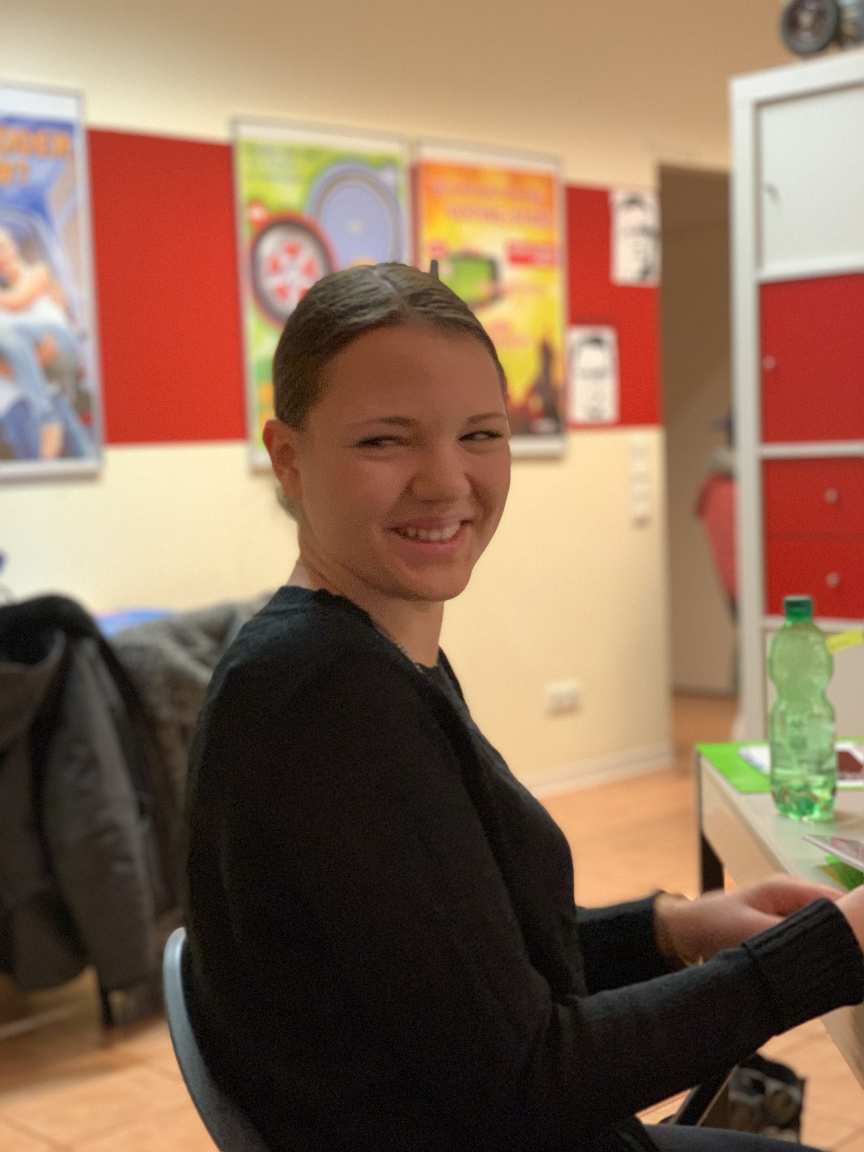Anastasia Puchalski Deine Ansprechpartnerin und Kundenbetreuerin während der Öffnungszeiten. Koordiniert die Anmeldungen und beantwortet alle deine Fragen, verheiratet, Hobbys: Familie mit Kind und Hund, Freunde und Reisen.