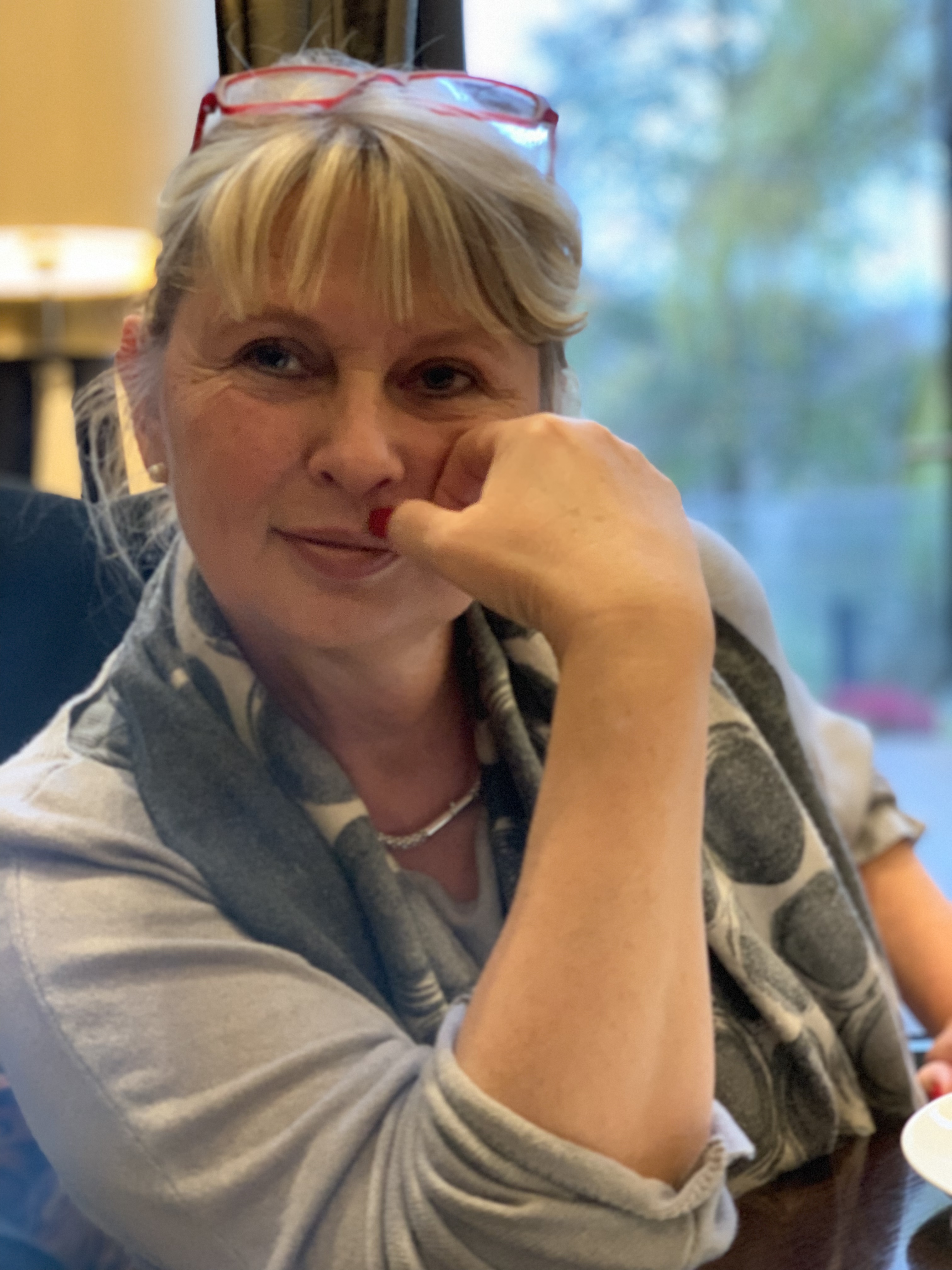 Pascale Hollmann Kreuzinger  (0171/6933897) Inhaberin der Fahrschule P. Kreuzinger in Mühlheim. Seit über 30 Jahren Fahrschullehrerin der Klassen B und BE, Ausbilderin für Fahrlehreranwärter/innen. Verheiratet + 1 Sohn. Hobbys: Ihre Familie, Sport und Garten.