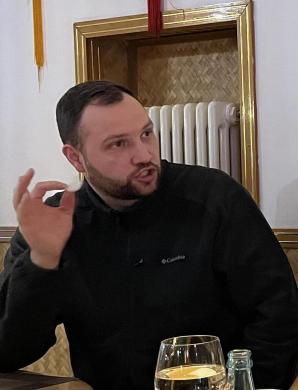 Danije Babic (0173/3529084) seit über 20 Jahren Fahrschullehrer der Klassen A, B und BE. Verheiratet. Hobbys: Familie, Reisen und Fussball