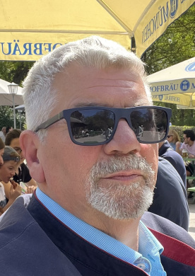 Frank Hollmann (0171/3225555) seit über 15 Jahren Fahrschullehrer der Klassen B und BE. Verheiratet. Hobbys: Autos, Familie, Reisen und Handwerken.